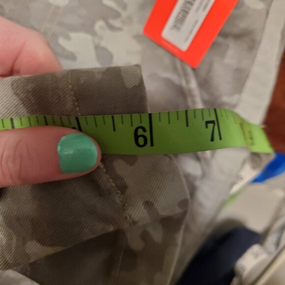 Spanx Stretch Twill Shorts In Green Camouflage Women's Size Large NWT - Picture 3 of 14